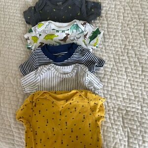 LOT OF 5 BABY BOY SIZE 6 MONTHS SHORT SLEEVE PRINTED ONESIES